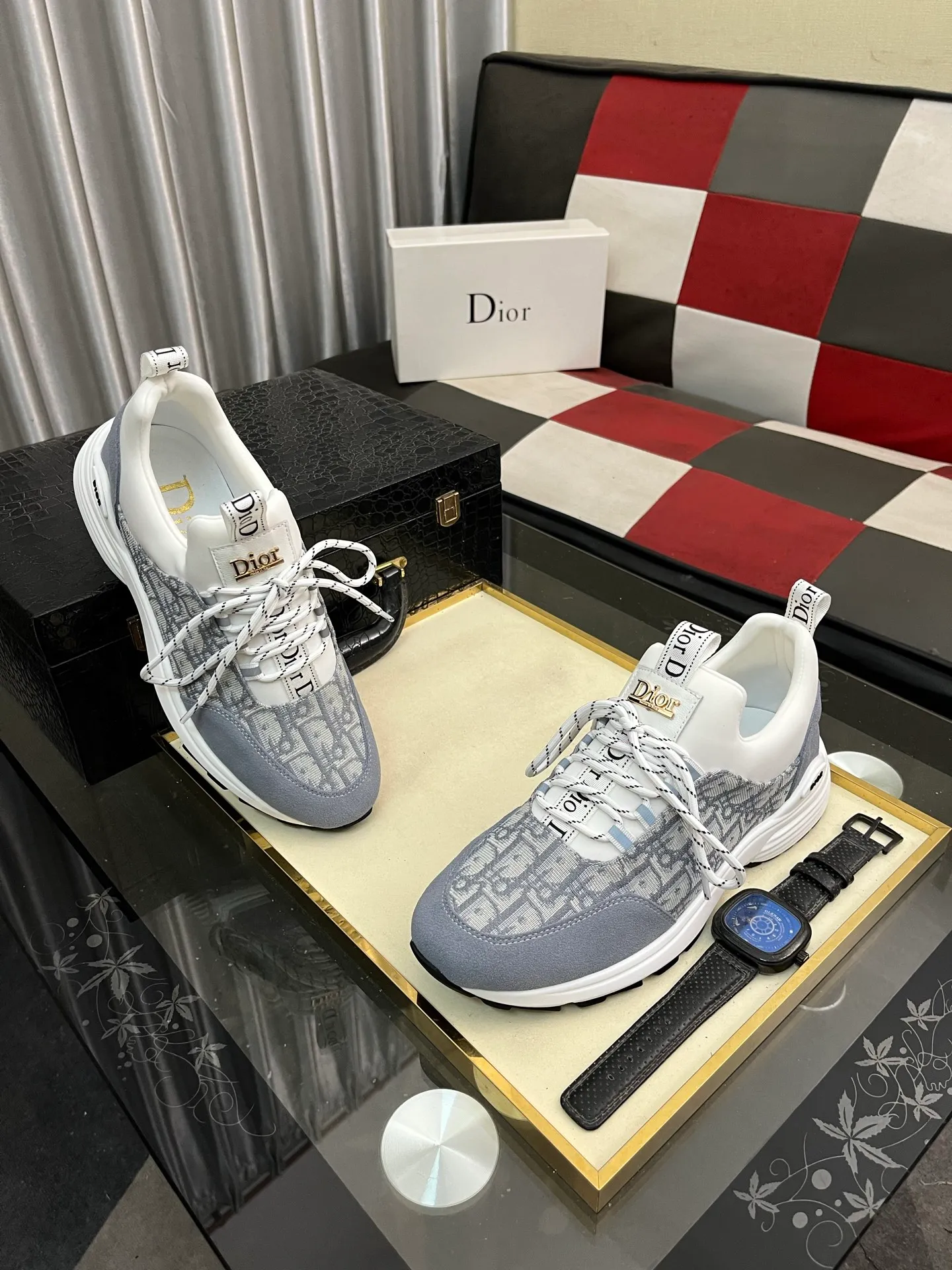 Men's Men's Shoes💰440⌚️⌚️ Dior's casual and sporty style combines the elements of dad's bag-soled shoes. It has successfully broken through the dad shoe style that has been on the streets in recent years and has become a beautiful landscape in luxury goods. The fabric is high mercerized with breathable mesh. The mesh on both sides of the shoe is made of three layers of composite technology. The bottom process uses package molding fabrics: imported high mercerized 🐂 cowhide stitching with original customized D-shaped mesh code number: 38-444️⃣ Colors available